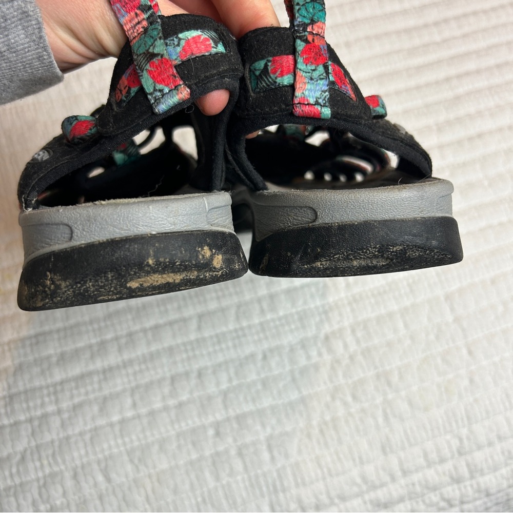 Keen Black red and teal Whisper Sandals Size 10 - Picture 3 of 6